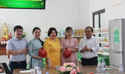 Chủ tịch Liên minh HTX Việt Nam tới thăm và chúc mừng 2 HTX tại Hải Phòng.