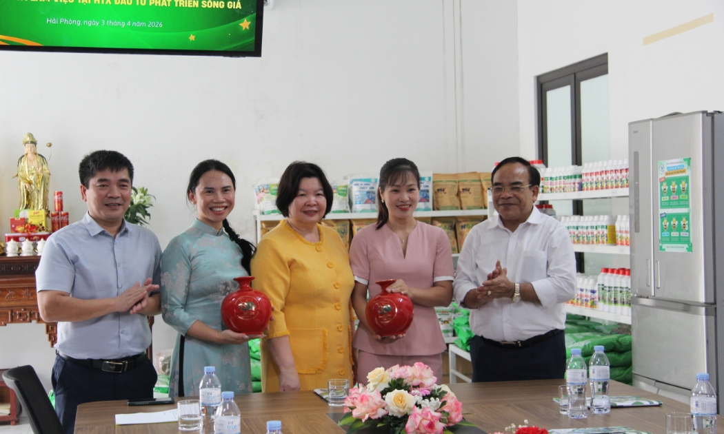 Chủ tịch Liên minh HTX Việt Nam tới thăm và chúc mừng 2 HTX tại Hải Phòng.
