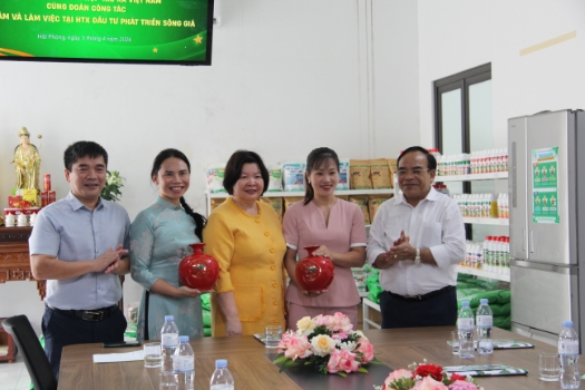 Chủ tịch Liên minh HTX Việt Nam tới thăm và chúc mừng 2 HTX tại Hải Phòng.