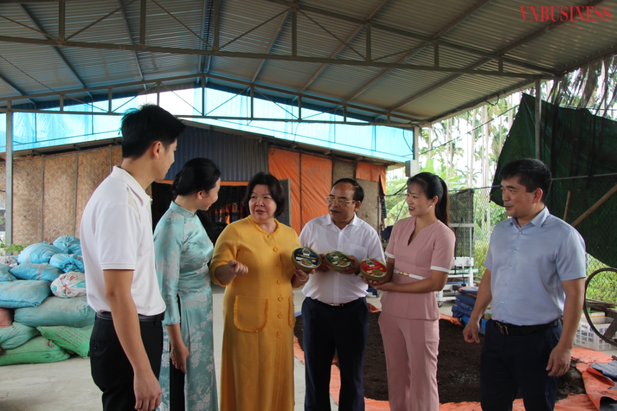 Chủ tịch Liên minh HTX Việt Nam Cao Xuân Thu Vân (áo vàng) dành nhiều lời khen ngợi cho sản phẩm cá kho xuất khẩu của HTX Xuyên Việt.