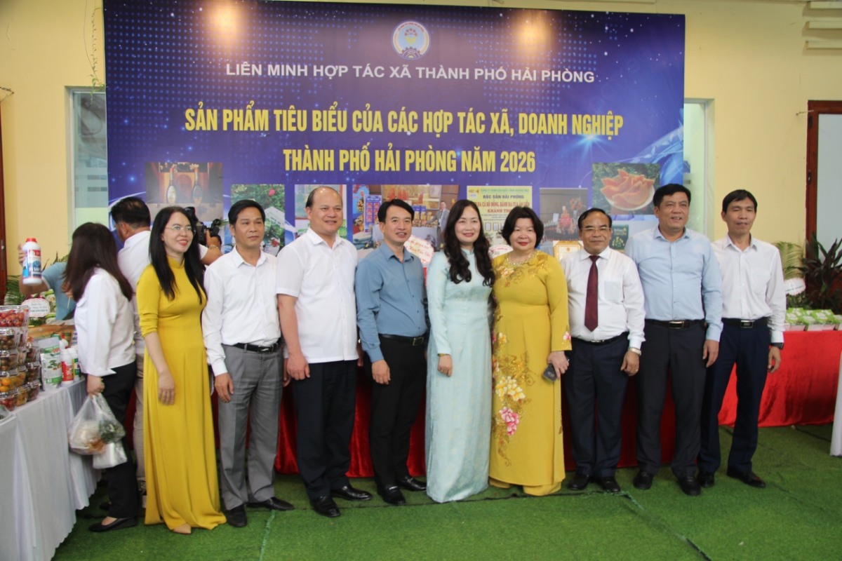 Các đại biểu chụp ảnh lưu niệm.