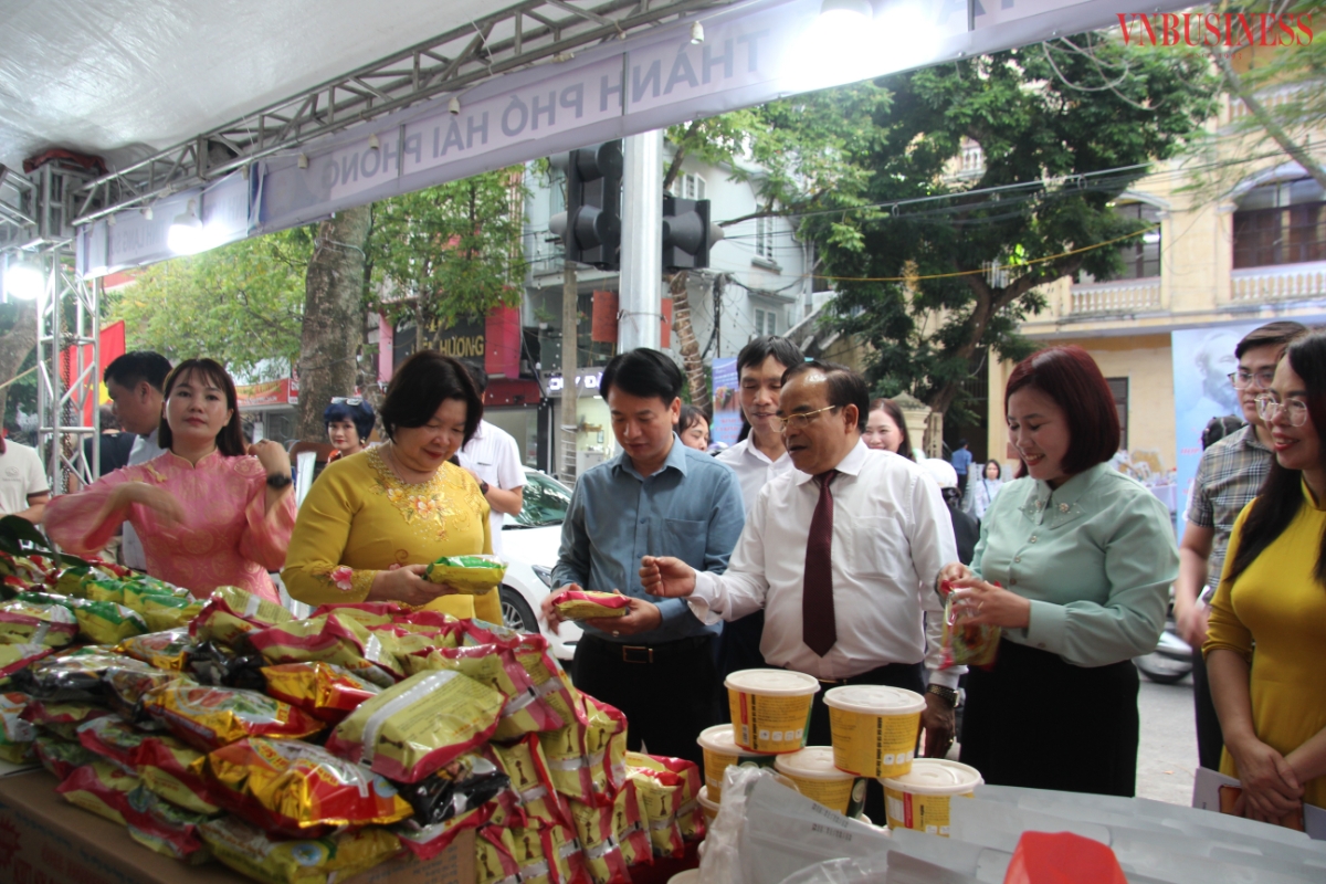 Các đại biểu tham quan các gian hàng.