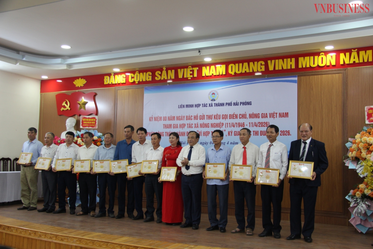 Các HTX nhận Kỷ niệm Chương Vì sự nghiệp phát triển HTX.