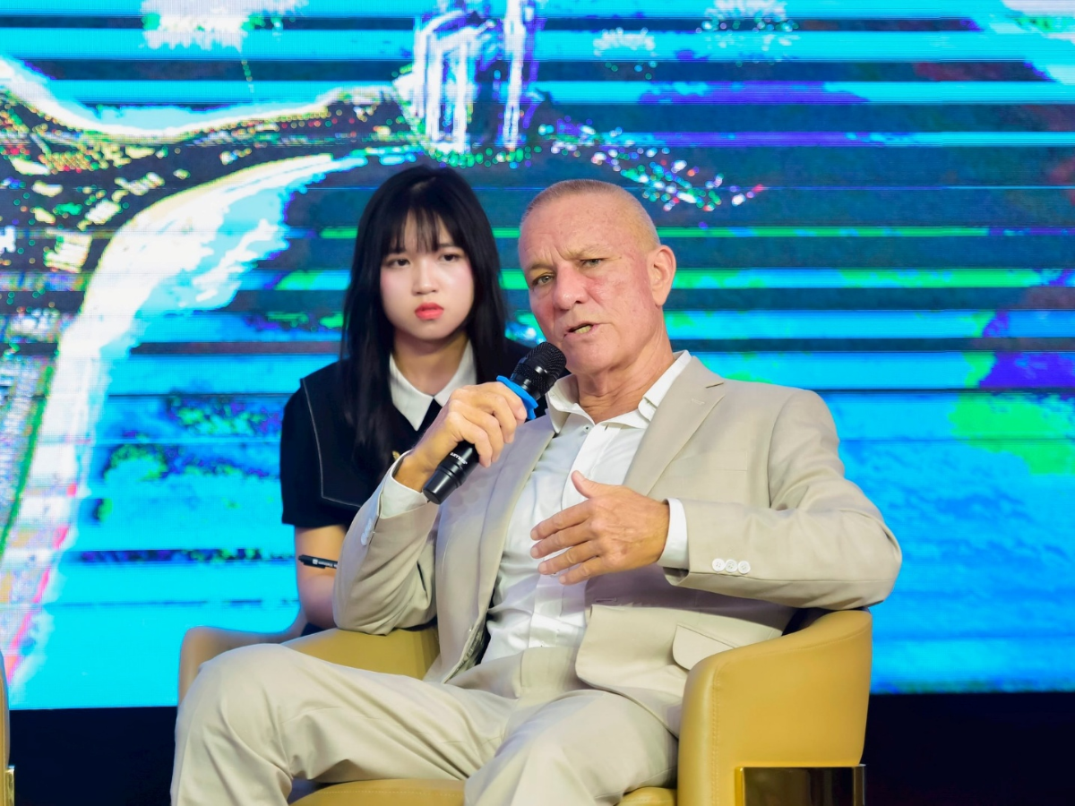 Ông Troy Griffiths - Phó Tổng Giám đốc Savills Việt Nam phát biểu tại Tọa đàm.