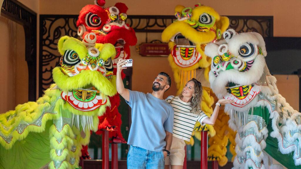 Du khách quốc tế thăm Bảo tàng Lân Sư Rồng đặt tại Nhà ga Hội An 2 – khu du lịch Sun World Ba Na Hills.