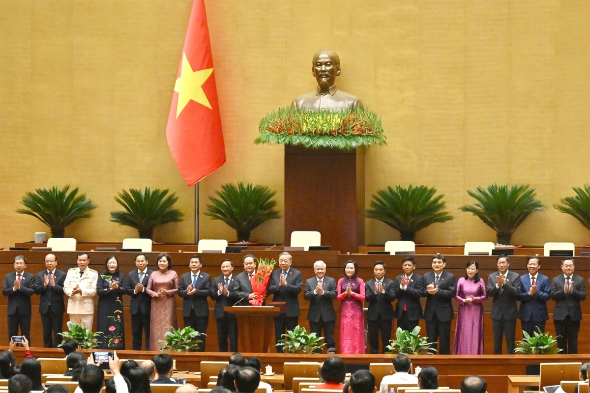 Tổng Bí thư Tô Lâm tặng hoa chúc mừng Ủy ban Thường vụ Quốc hội khóa XVI. Ảnh: QH