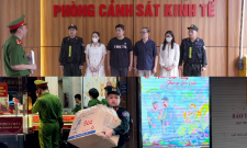 Cảnh sát điều tra tài chính và kiểm tra hồ sơ kinh doanh.