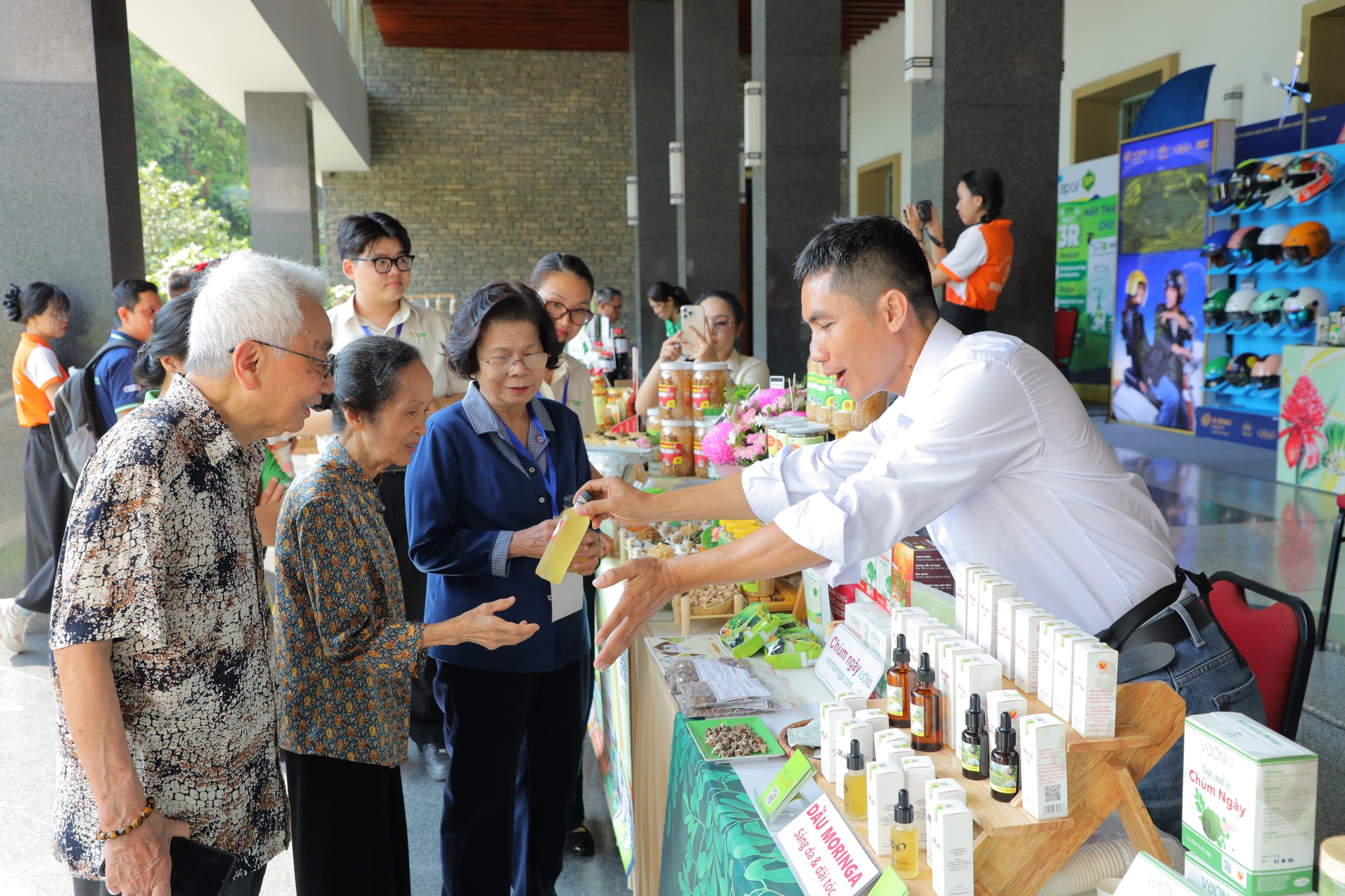 Theo các chuyên gia, khách hàng mua sắm các mặt hàng xanh nhiều hơn ở nhóm thực phẩm và đồ uống, còn ngành hàng khác lại hạn chế.