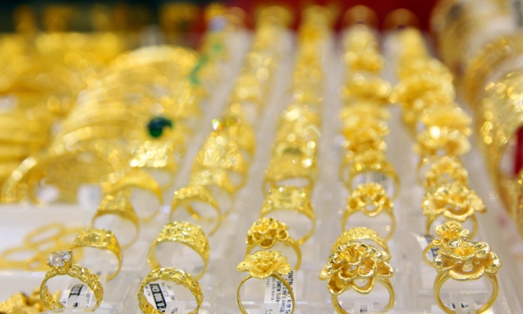 Giá vàng “hao” gần 1 triệu đồng/lượng, rủi ro bủa vây nhà đầu tư