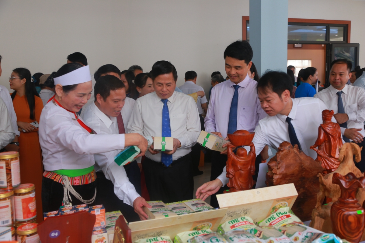 Sản phẩm của HTX nhận được sự quan tâm của các đại biểu.