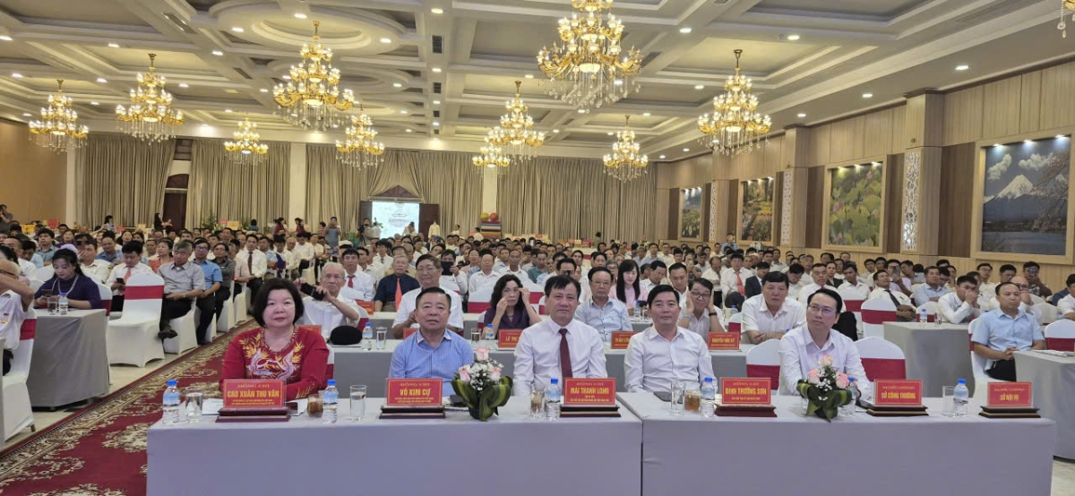 Các đại biểu tham dự buổi lễ.