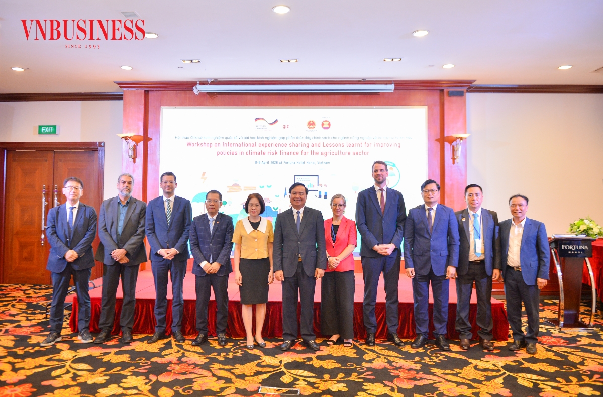 Đại biểu cấp cao tham dự Hội thảo chụp ảnh lưu niệm.