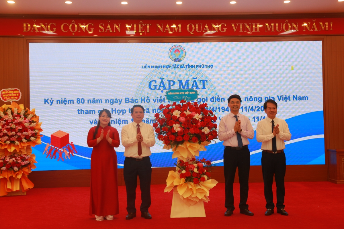 Phỏ Chủ tịch Liên minh HTX Việt Nam Đinh Hồng Thái tặng hoa chúc mừng.