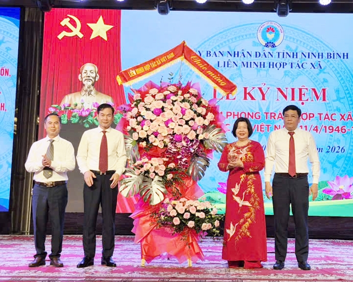 Chủ tịch Liên minh HTX Việt Nam Cao Xuân Thu Vân tặng lẵng hoa chúc mừng.