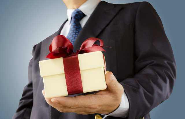 Doanh nghiệp “chơi lớn” chi tiền khủng cho cổ đông đến dự