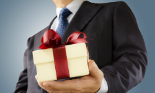 Doanh nghiệp “chơi lớn” chi tiền khủng cho cổ đông đến dự