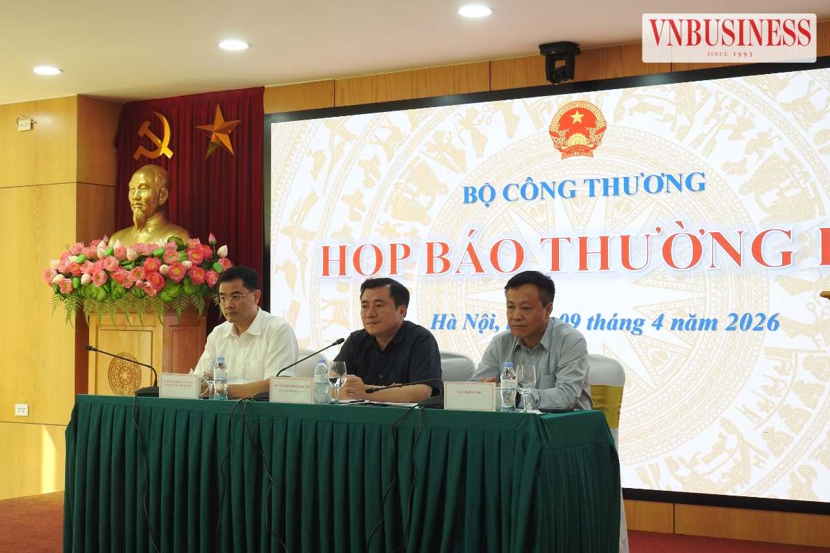 Thứ trưởng Nguyễn Sinh Nhật Tân, Người phát ngôn Bộ Công Thương chủ trì họp báo.