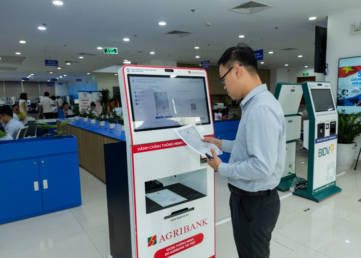Người dân Hà Nội đang dần quen với việc sử dụng Mô hình Kiosk thông minh tại các Trung tâm Phục vụ Hành chính công.