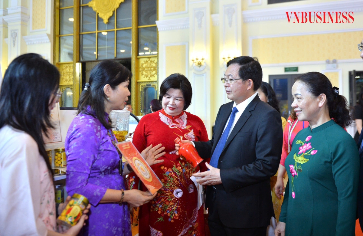 Phó Thủ tướng Hồ Quốc Dũng và Chủ tịch Liên minh HTX Việt Nam Cao Xuân Thu Vân thăm gian hàng tại Triển lãm.