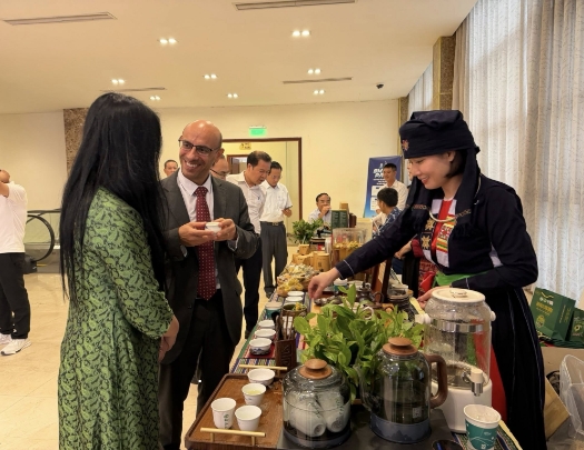 Các đại biểu tham gia gian hàng giới thiệu sản phẩm bên lề Diễn đàn.