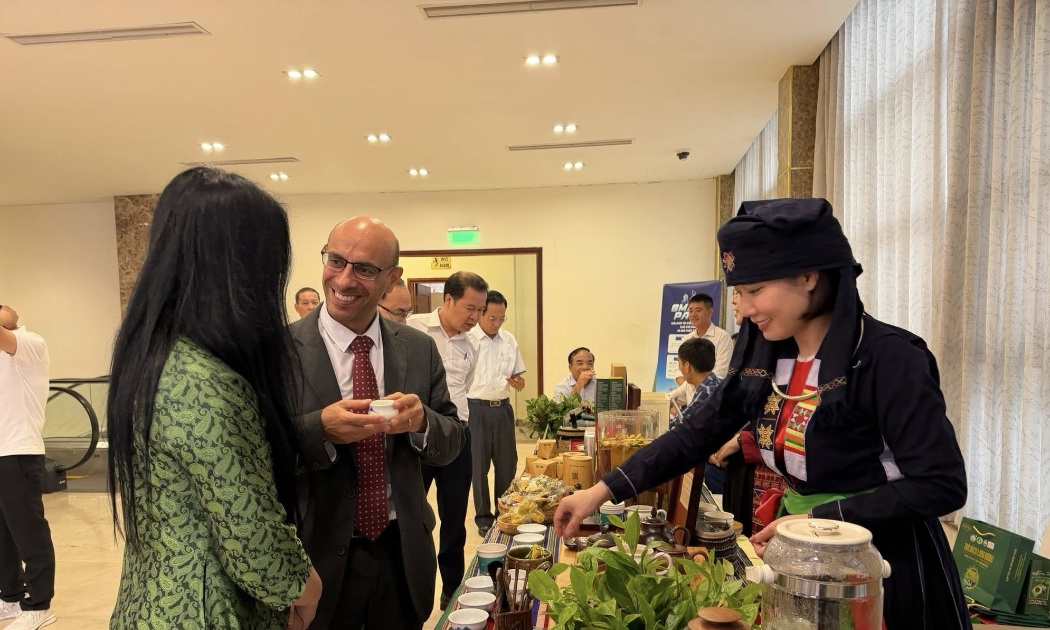 Các đại biểu tham gia gian hàng giới thiệu sản phẩm bên lề Diễn đàn.