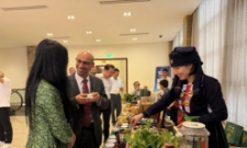 Các đại biểu tham gia gian hàng giới thiệu sản phẩm bên lề Diễn đàn.