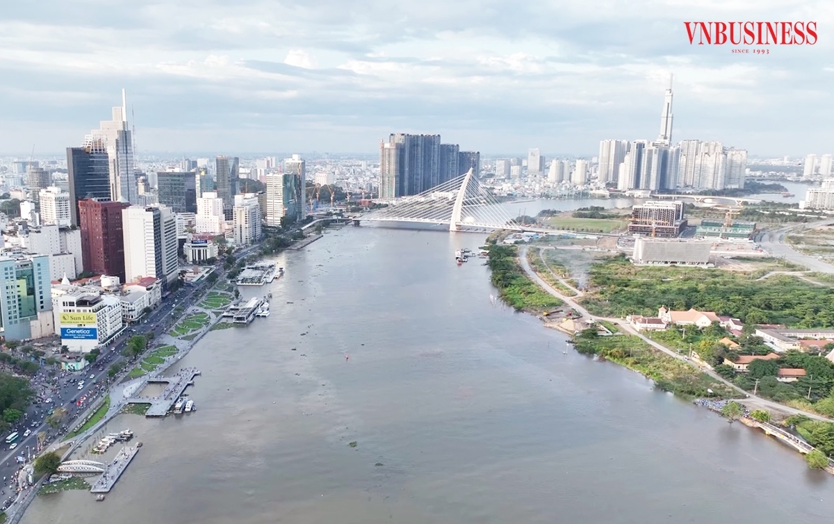 Bất động sản giữa ‘muôn trùng vây’