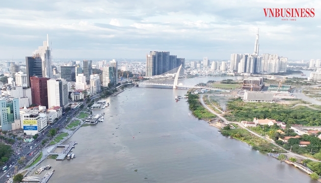 Bất động sản lại đứng giữa ‘muôn trùng vây’