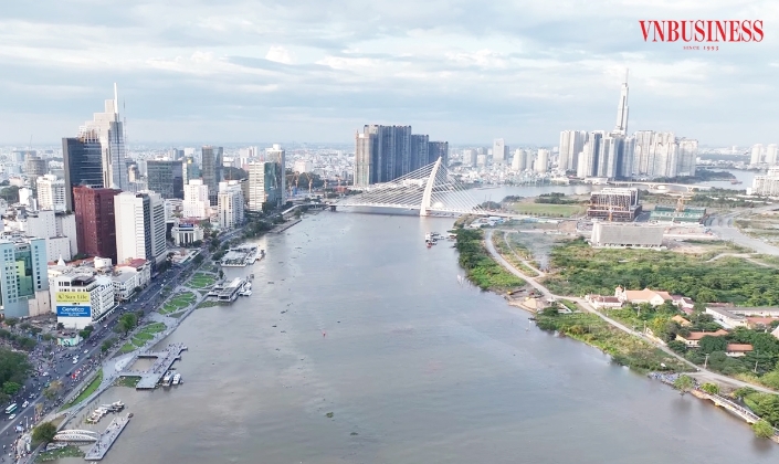 Bất động sản lại đứng giữa ‘muôn trùng vây’