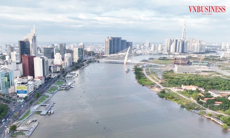 Bất động sản giữa ‘muôn trùng vây’