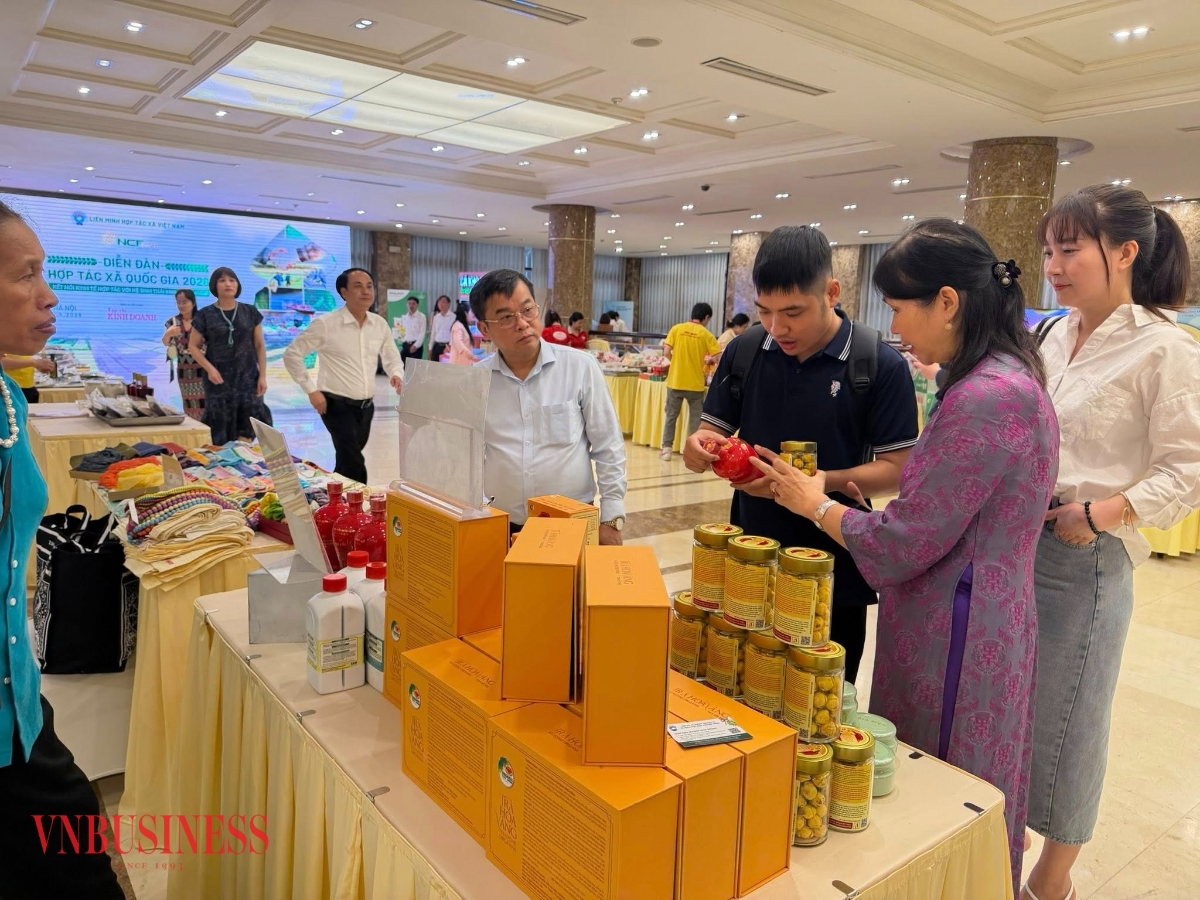 Các đại biểu thăm gian hàng giới thiệu sản phẩm bên lề Diễn đàn.