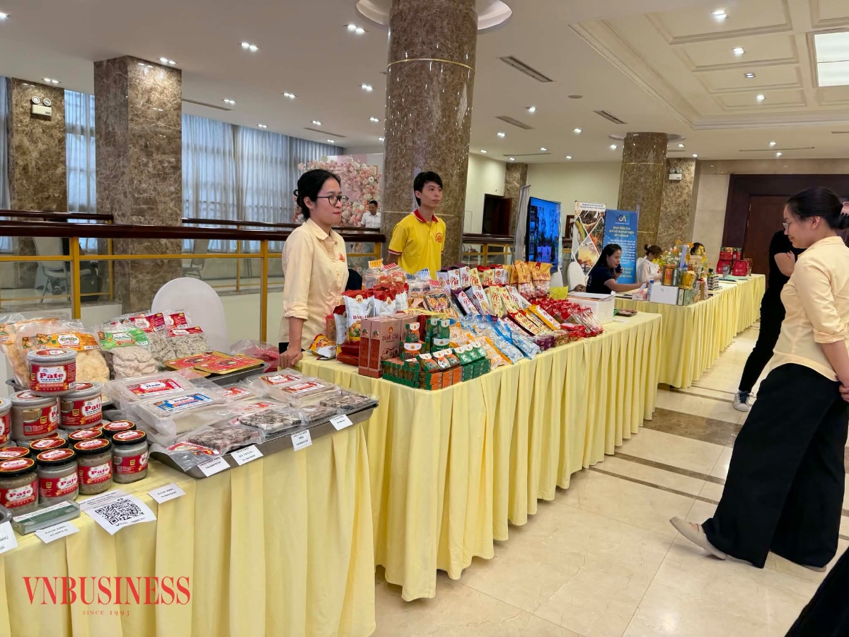 Các gian hàng giới thiệu sản phẩm của HTX bên lề Diễn đàn.