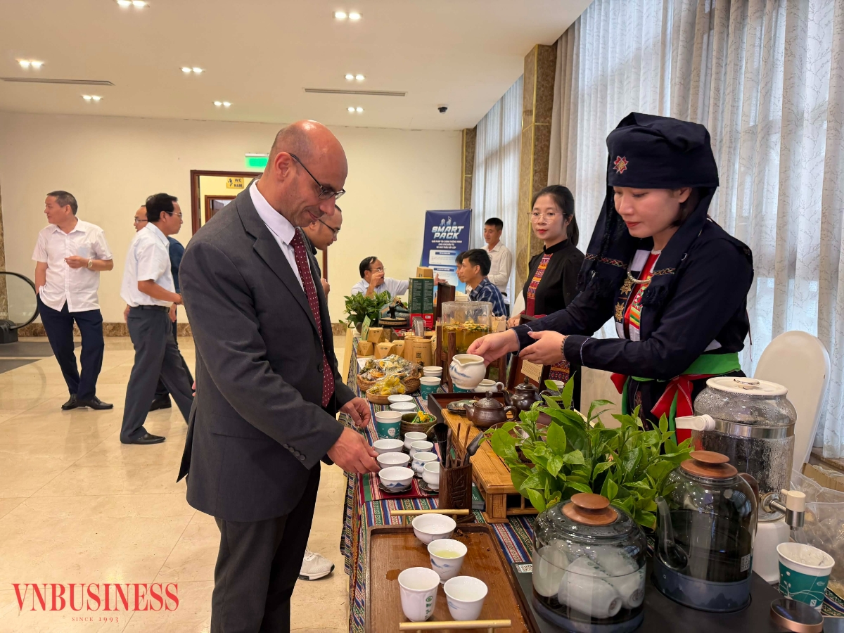 Đại biểu tham dự Diễn đàn tìm hiểu sản phẩm tại gian hàng của các HTX.