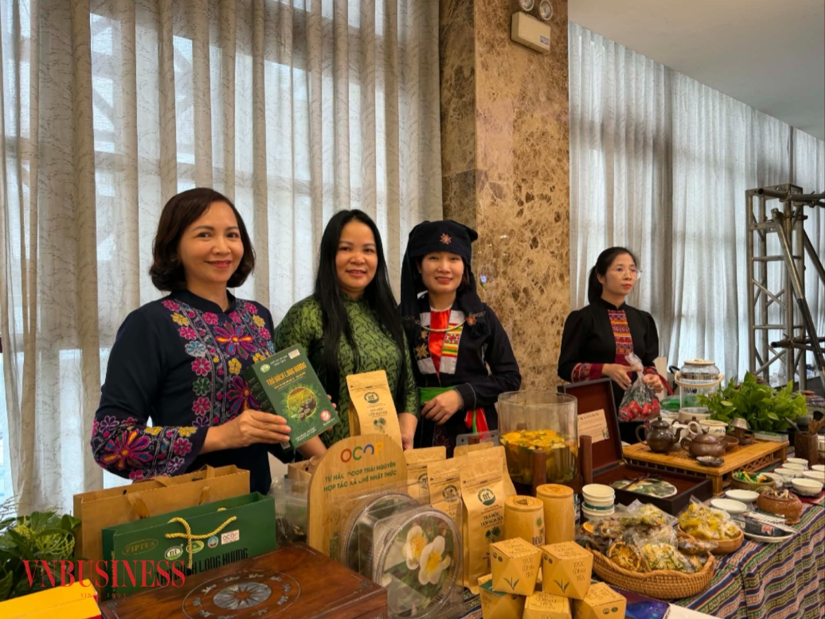 Bà Vũ Thị Thu Hương, Phó Chủ tịch Liên minh HTX tỉnh Thái Nguyên (áo xanh) cùng các thành viên HTX tỉnh Thái Nguyên tại gian hàng giới thiệu sản phẩm bên lề Diễn đàn.