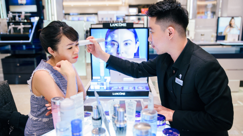 Nhiều người muốn trải nghiệm thực tế và tư vấn cụ thể trước khi mua hàng (Ảnh minh họa).