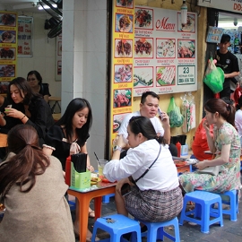 Thị trường hàng quán chưa phản ứng với đà giảm của xăng dầu