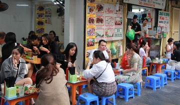 Giá xăng giảm 30%, vì sao giá hàng quán chưa ‘nhúc nhích’?