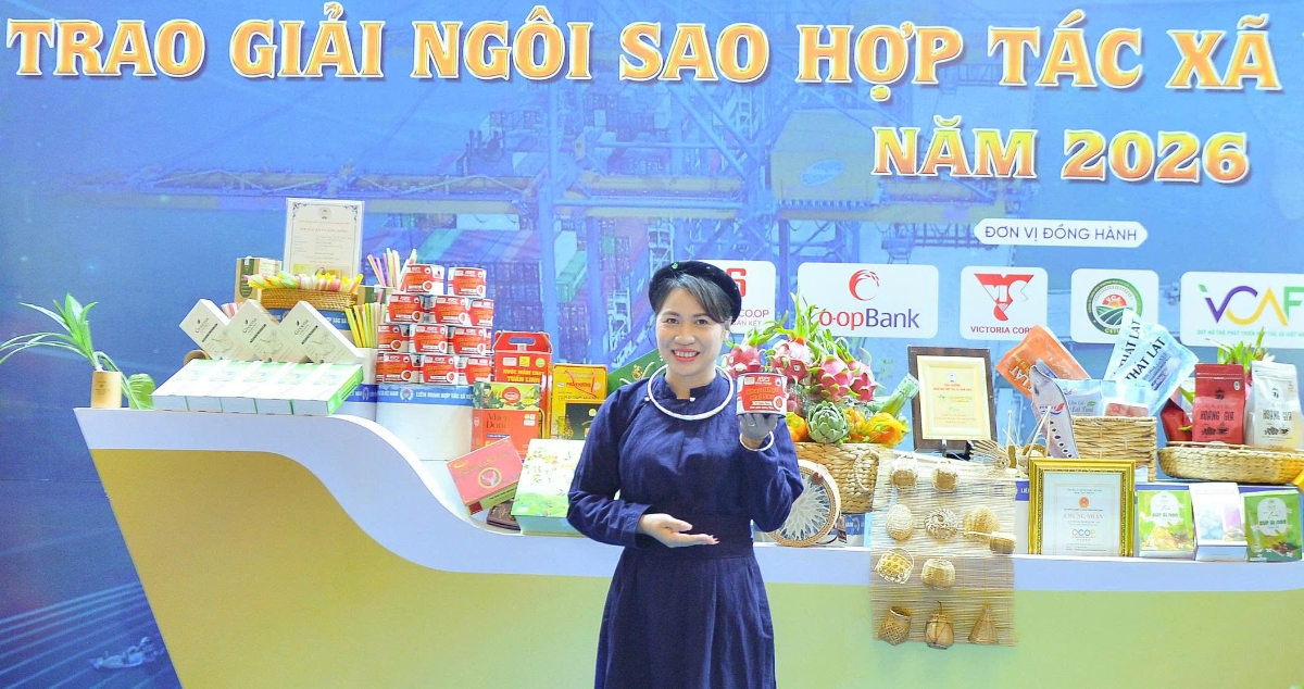 Bà Nguyễn Thị Vân Nga, Phó giám đốc Hợp tác xã Mai Sao, Lạng Sơn giới thiệu sản phẩm tại triển lãm.