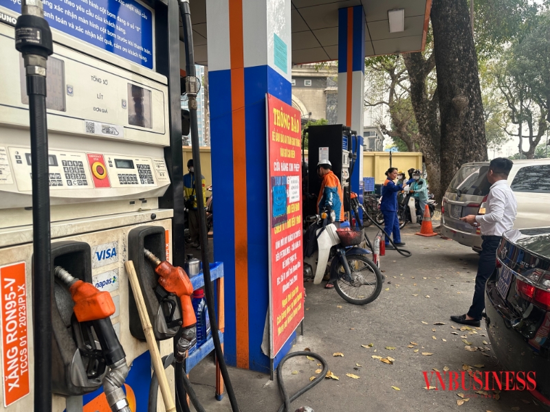 Chính sách thuế mới có hiệu lực, thị trường xăng dầu biến động trái chiều