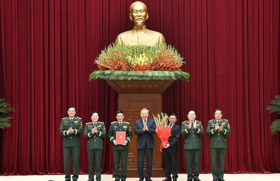 Tổng Bí thư, Chủ tịch nước Tô Lâm trao quyết định chỉ định tham gia Quân ủy, Ban Thường vụ, Bí thư, Phó Bí thư Quân ủy Trung ương nhiệm kỳ 2025 - 2030. Ảnh: Minh Châu.