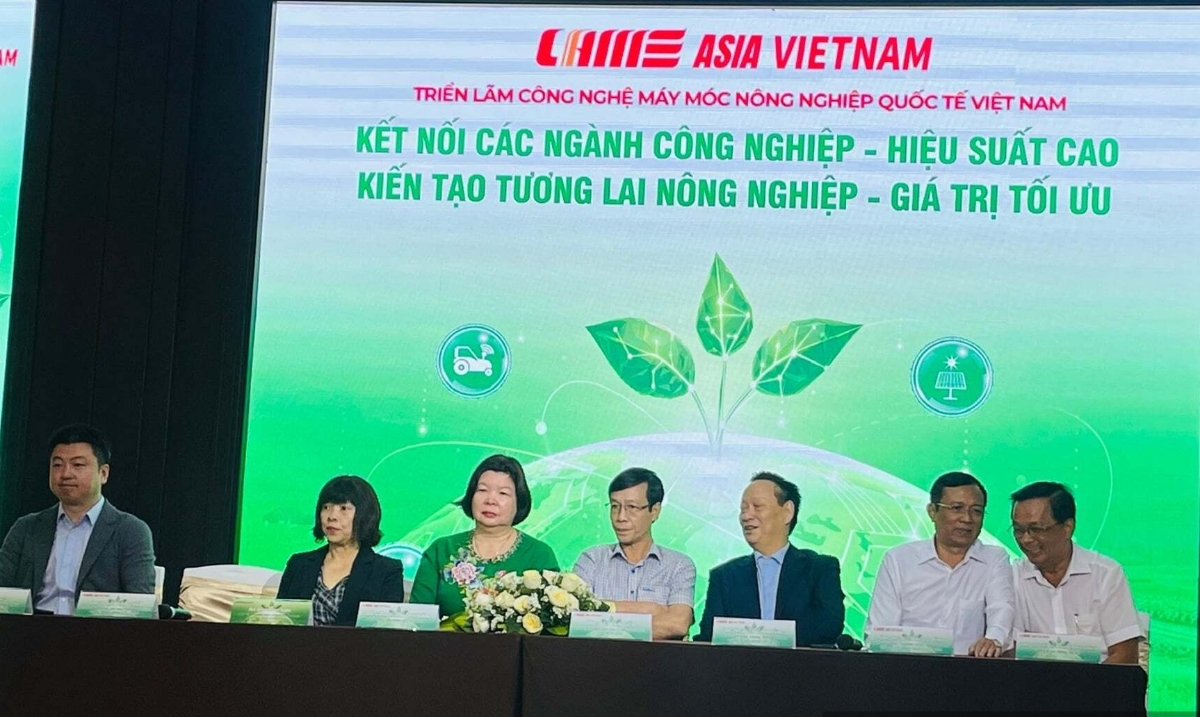 Các đại biểu, chuyên gia tham gia lễ khởi động “Triển lãm Công nghệ Máy móc nông nghiệp quốc tế Việt Nam 2026”. Ảnh: Vân Nguyễn