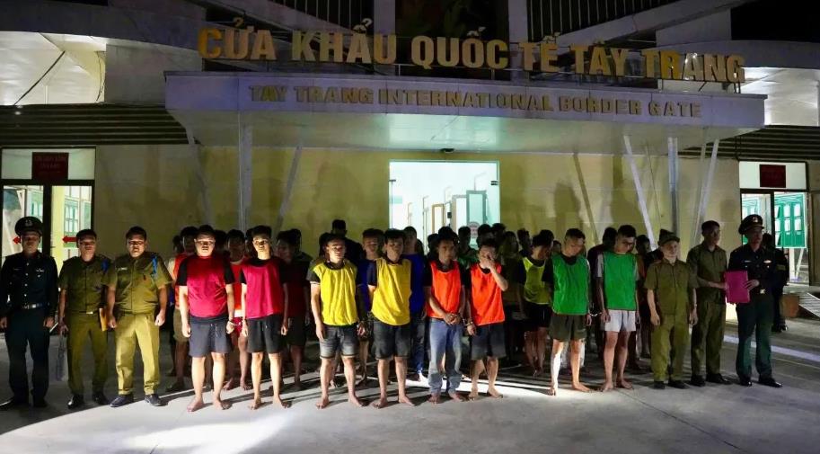 Các đối tượng bị bắt giữ tại hiện trường.