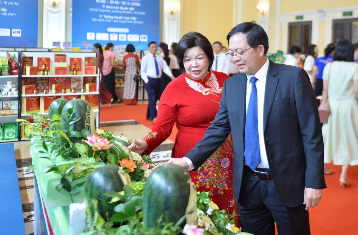 Phó Thủ tướng Hồ Quốc Dũng và Chủ tịch Liên minh HTX Việt Nam Cao Xuân Thu Vân thăm gian hàng tại Triển lãm.