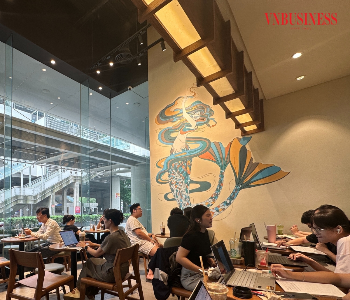 Xu hướng “work from cafe” lan rộng tại các đô thị lớn.