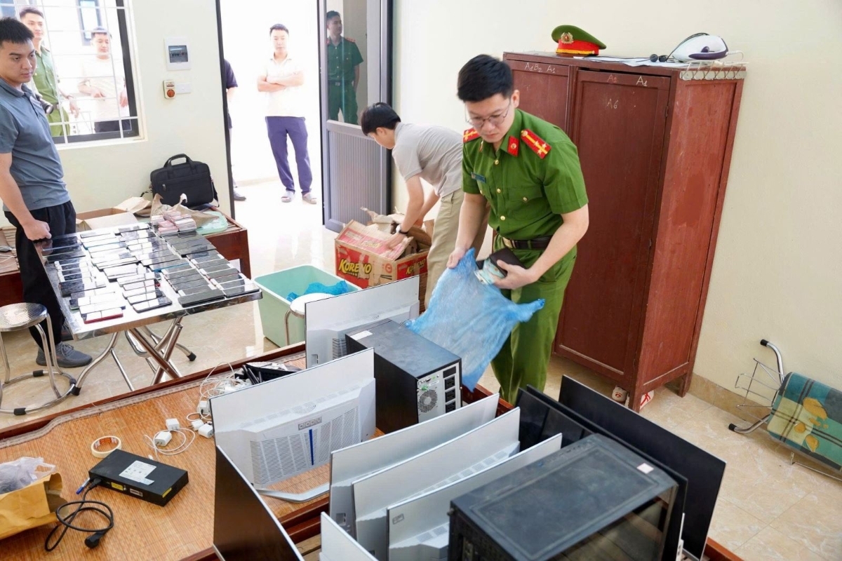 Tang vật gồm điện thoại, máy tính, sim rác.