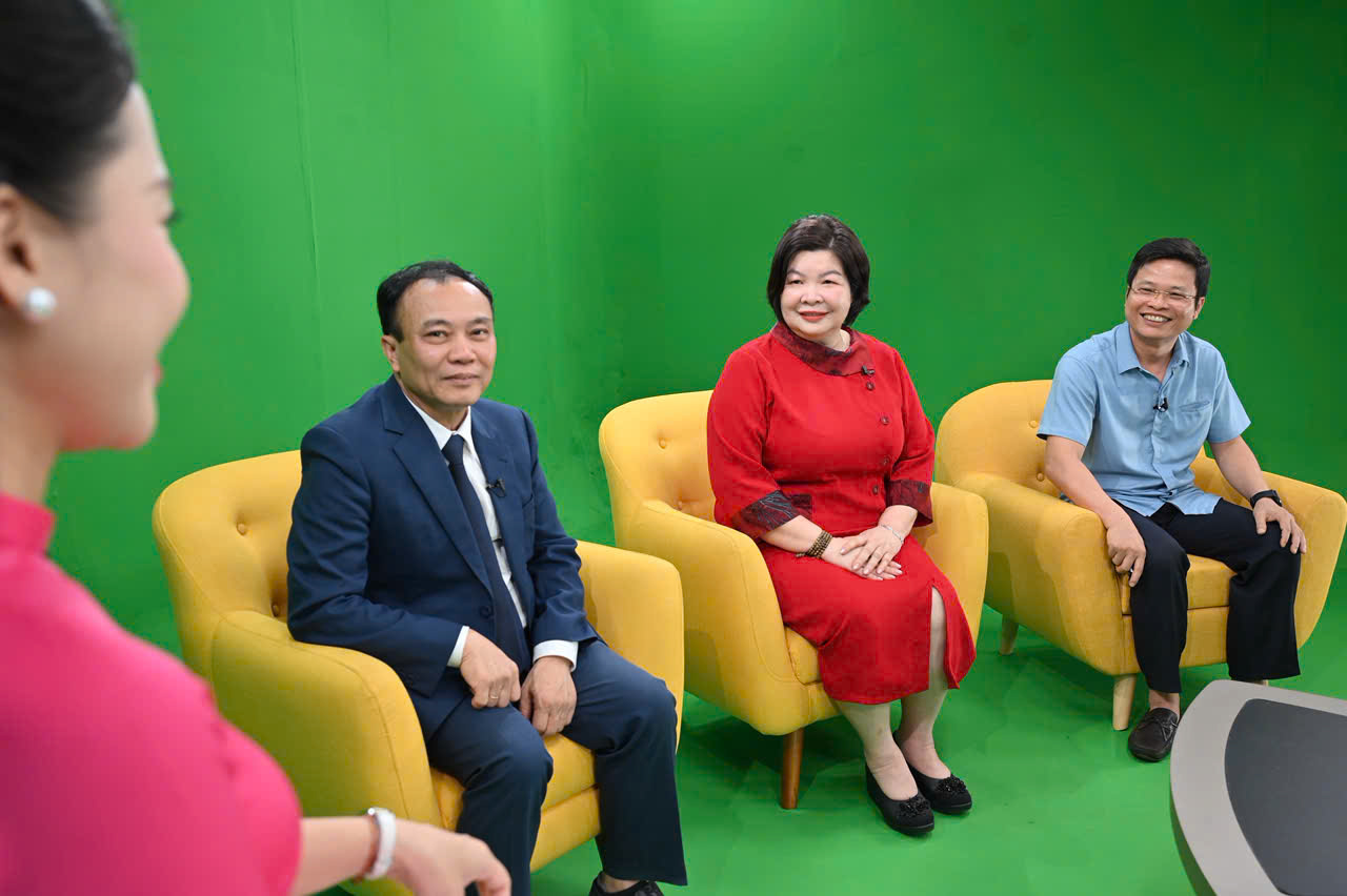 Chủ tịch Liên minh HTX Việt Nam Cao Xuân Thu Vân (ngồi giữa) tại buổi ghi hình chương trình Khởi nghiệp Kiến quốc (VTV2)