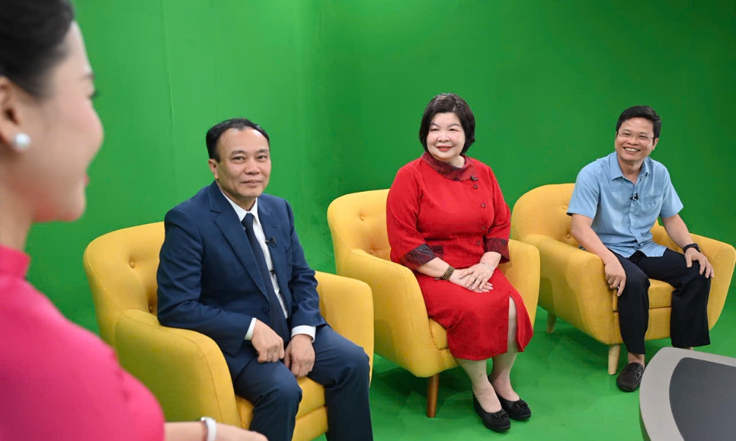 Chủ tịch Liên minh HTX Việt Nam Cao Xuân Thu Vân (ngồi giữa) tại buổi ghi hình chương trình Khởi nghiệp Kiến quốc (VTV2)