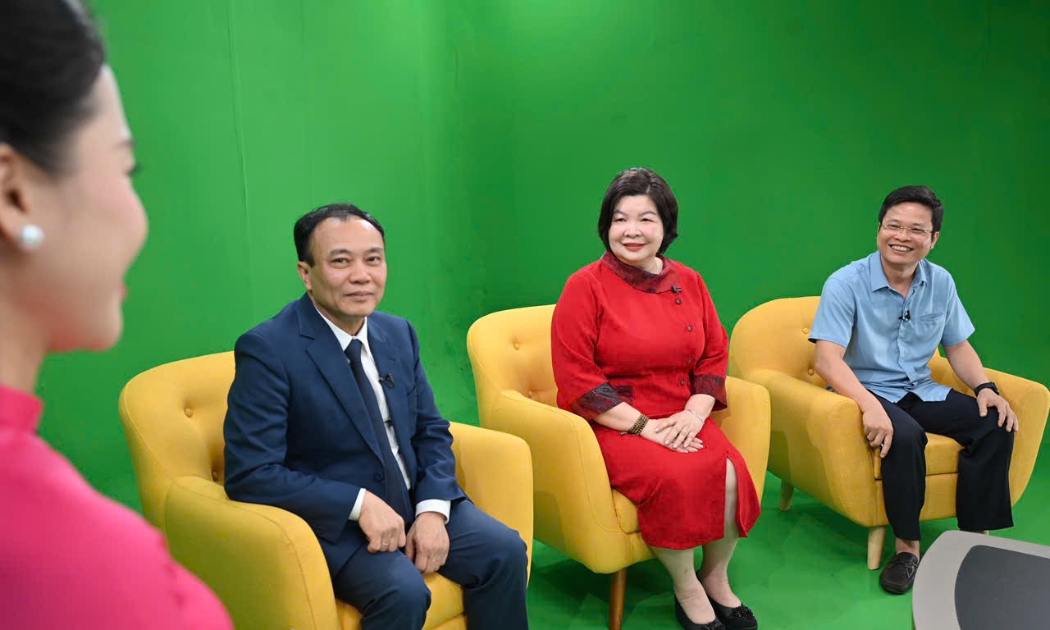 Chủ tịch Liên minh HTX Việt Nam Cao Xuân Thu Vân (ngồi giữa) tại buổi ghi hình chương trình Khởi nghiệp Kiến quốc (VTV2)