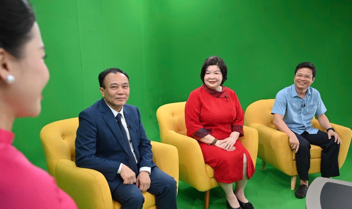 Chủ tịch Liên minh HTX Việt Nam Cao Xuân Thu Vân (ngồi giữa) tại buổi ghi hình chương trình Khởi nghiệp Kiến quốc (VTV2)