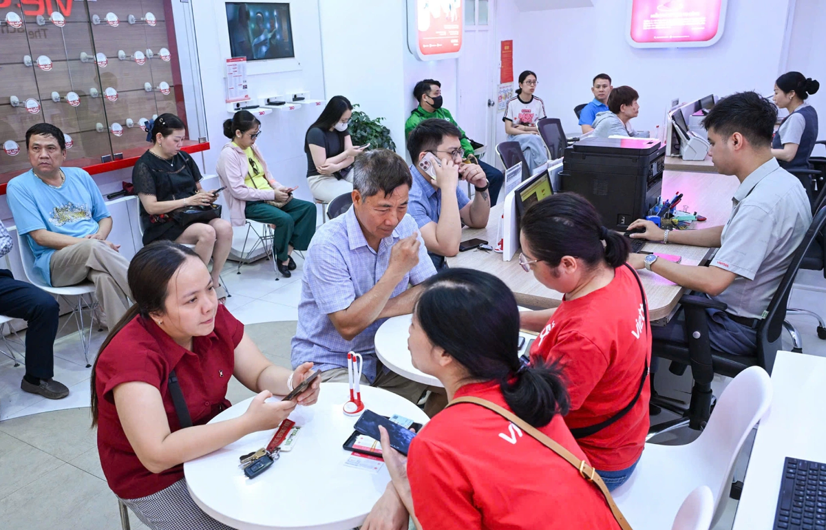 Tâm lý lo bị khóa SIM khiến lượng khách tăng đột biến.